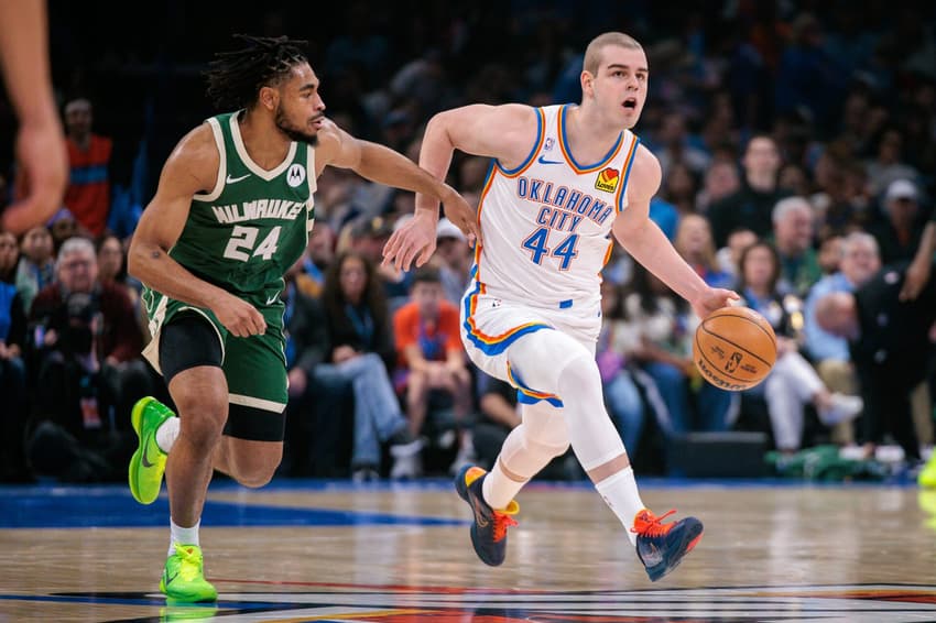 Nikola Topic (#44) do Oklahoma City Thunder conduz a bola contra Cam Thomas (#24) do Milwaukee Bucks na primeira metade do jogo no Paycom Center, em Oklahoma City, em 12 de fevereiro de 2026. (Foto: William Purnell/Getty Images via AFP)