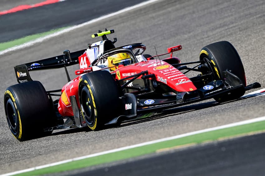 O piloto britânico Lewis Hamilton, da Ferrari, durante o terceiro dia dos testes de pré-temporada da Formula One no Bahrain International Circuit, em Sakhir, em 13 de fevereiro de 2026. (Foto: Giuseppe CACACE/AFP)