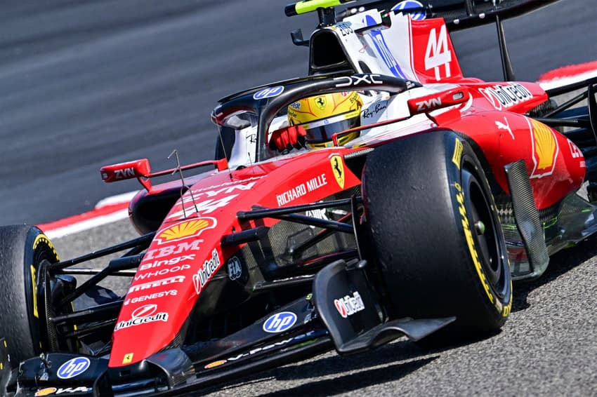 O piloto britânico Lewis Hamilton, da Ferrari, durante o terceiro dia dos testes de pré-temporada da Fórmula 1 no Bahrain International Circuit, em Sakhir, em 13 de fevereiro de 2026. (Foto: Giuseppe CACACE/AFP)
