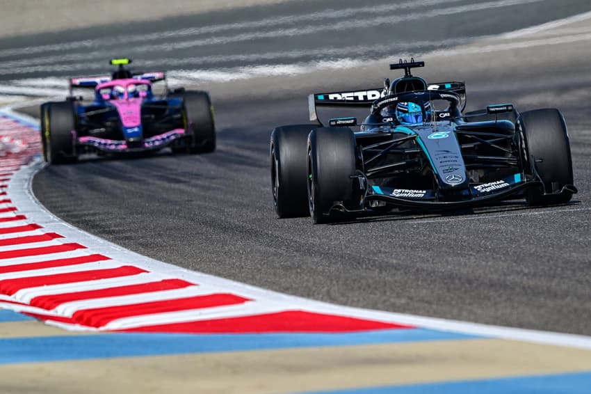O piloto britânico George Russell, da Mercedes, lidera Franco Colapinto, da Alpine, no terceiro dia dos testes da Fórmula 1 no Bahrain International Circuito, em Sakhir, 13 de fevereiro de 2026. (Foto: Giuseppe CACACE/AFP)