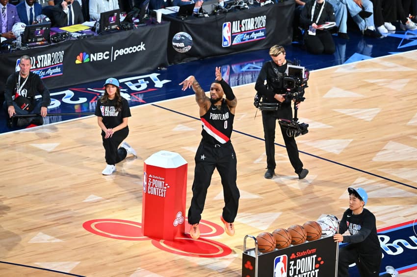 Damian Lillard, camisa 0 do Portland Trail Blazers, comemora após vencer o Torneio de Três Pontos do All-Star Weekend da NBA de 2026 (Foto: Ronald Martinez/Getty Images/AFP)
