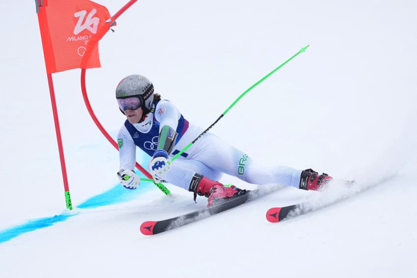 O brasileiro Lucas Pinheiro Braathen compete na primeira descida do slalom gigante masculino no Jogos Olímpicos de Inverno de 2026, no Stelvio Ski Centre, em 14 de fevereiro de 2026. (Foto: Dimitar Dilkoff/AFP)