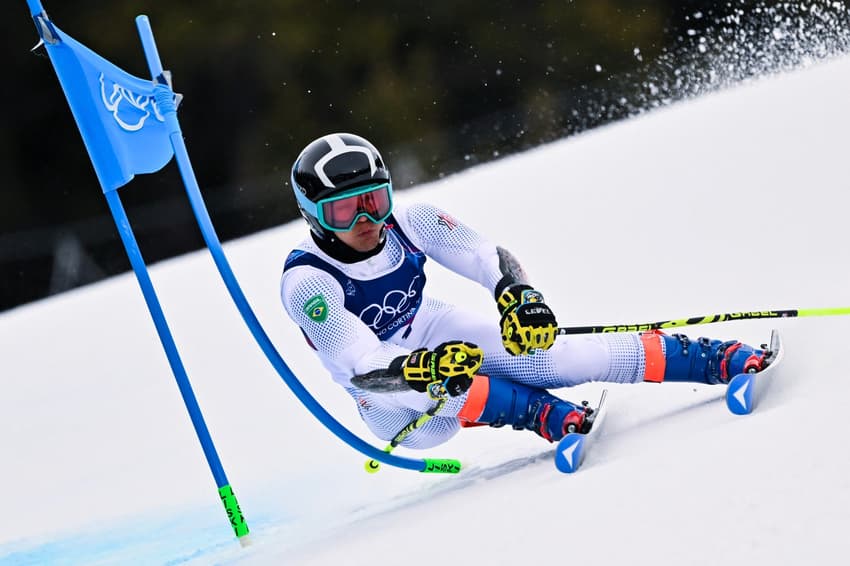 O brasileiro Giovanni Ongaro passa por um portão na primeira descida da prova de slalom gigante masculino do esqui alpino durante as Olimpíadas de Inverno de Milão-Cortina 2026, no Centro de Esqui Stelvio, em Bormio (Valtellina) (Foto: Fabrice Coffrini / AFP)