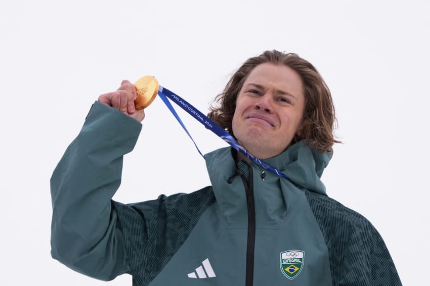 Medalhista de ouro, Lucas Pinheiro Braathen posa no pódio do slalom gigante masculino nos Jogos Olímpicos de Inverno 2026. (Foto: Dimitar Dilkoff/AFP)