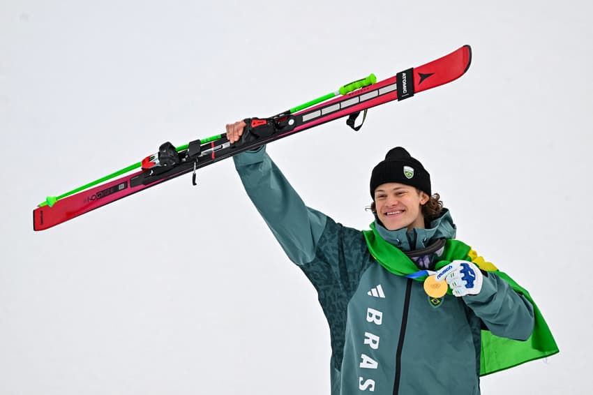 Lucas Pinheiro Braathen medalha de ouro no pódio do slalom gigante masculino em 2026. (Foto: Fabrice Coffrini/AFP)