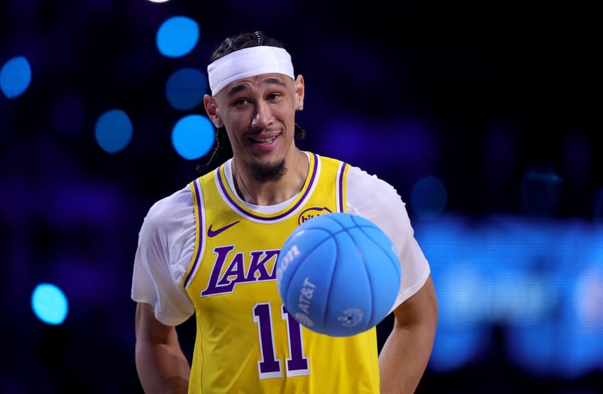 Jaxson Hayes, camisa 11 do Los Angeles Lakers, observa durante o Concurso de Enterradas da AT&T no All-Star Weekend da NBA de 2026 (Foto: Ryan Sirius Sun/Getty Images/AFP)