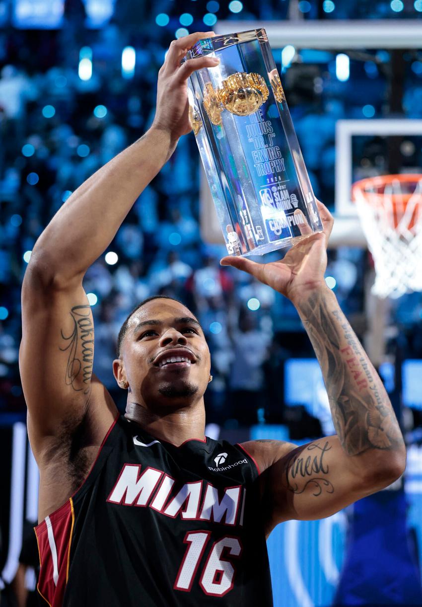Keshad Johnson, camisa 16 do Miami Heat, comemora após vencer o Concurso de Enterradas da AT&T durante o All-Star Weekend da NBA de 2026 (Foto: Ronald Martinez/Getty Images/AFP)