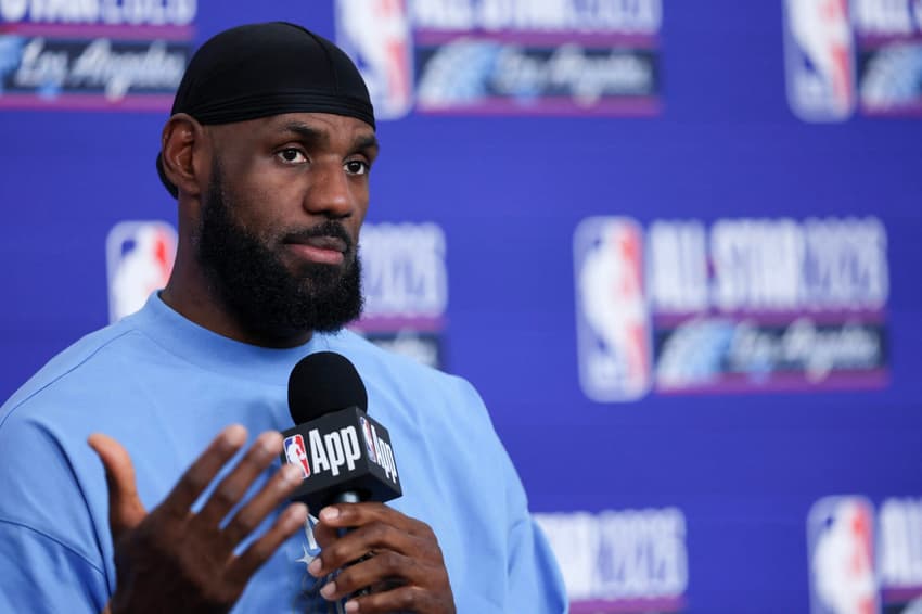 LeBron James, camisa 23 do Los Angeles Lakers e da Seleção Americana, fala em uma coletiva de imprensa antes do 75º NBA All-Star no Intuit Dome (Foto: Ronald Martinez/Getty Images/AFP)