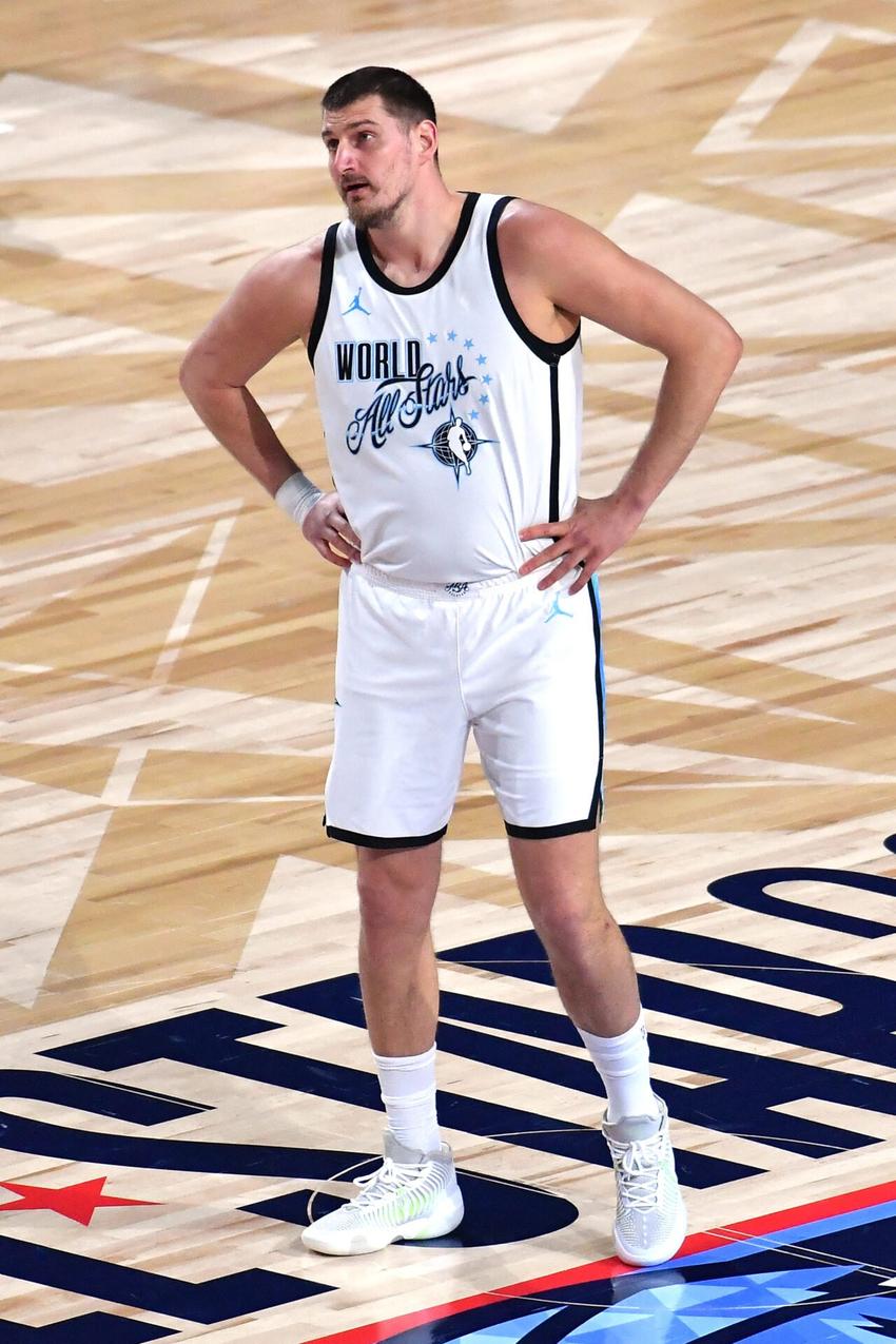 Nikola Jokic, camisa 15 do Denver Nuggets e do Time do Mundo (Foto: Allen Berezovsky/Getty Images/AFP)