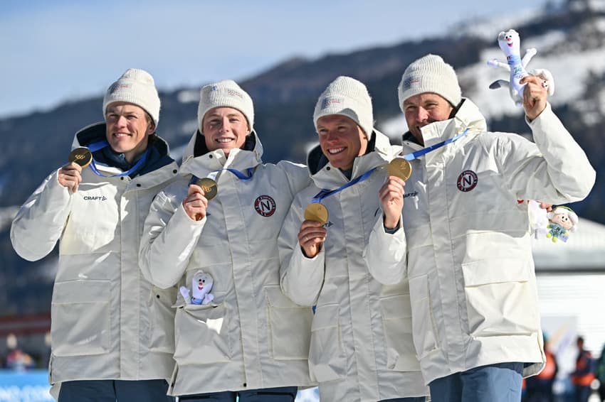 Medalhistas de ouro da Noruega celebram no pódio após revezamento 4x7,5 km masculino nos Jogos de Inverno 2026 (Foto: Javier Soriano / AFP)