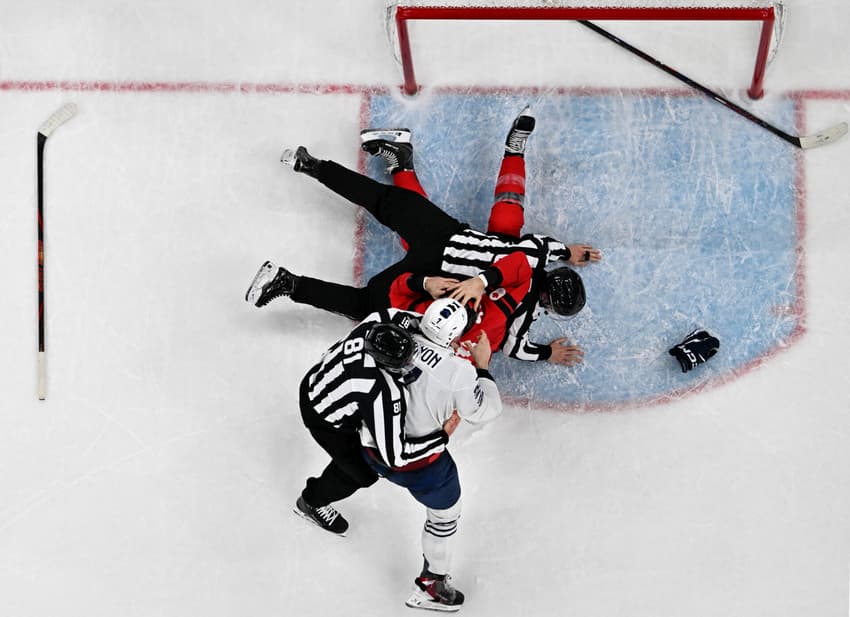 Cconfusão na partida de hóquei no gelo masculino entre Canadá e França (Foto: Alexander Nemenov / AFP)
