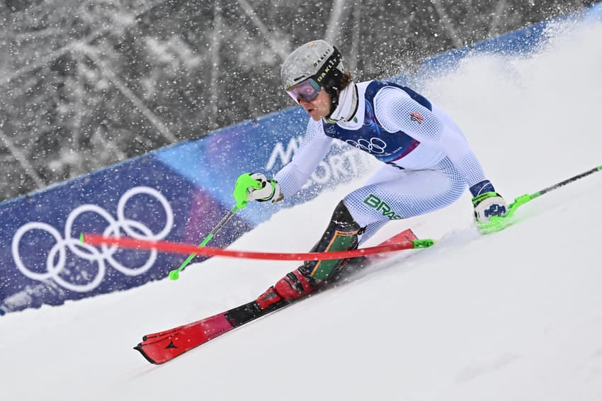 Lucas Pinheiro Braathen, do Brasil, compete e sai da primeira descida do slalom masculino no Centro de Esqui Stelvio, em Bormio (Valtellina), nos Jogos Olímpicos de Inverno Milano Cortina 2026, em 16 de fevereiro de 2026 (Foto: Fabrice Coffrini/AFP)
