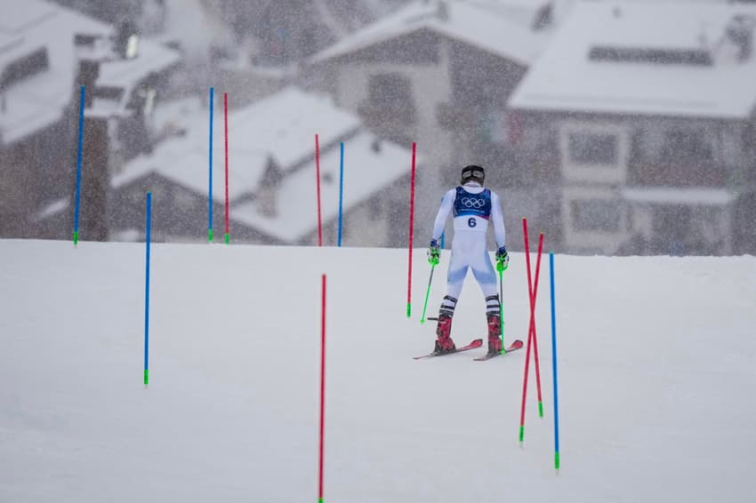 Lucas Pinheiro Braathen, do Brasil, cai na primeira descida do slalom masculino em Bormio, nos Jogos Olímpicos de Inverno Milano Cortina 2026 (Foto: Dimitar Dilkoff/AFP)