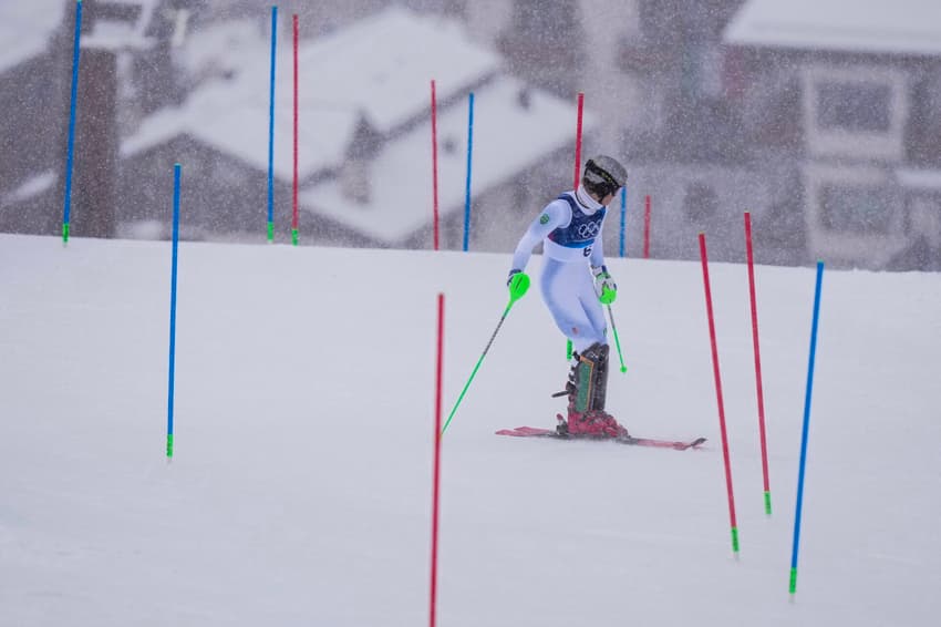 Lucas Pinheiro Braathen, do Brasil, sai da primeira descida do slalom masculino no Centro de Esqui Stelvio, em Bormio (Valtellina), nos Jogos Olímpicos de Inverno Milano Cortina 2026, em 16 de fevereiro de 2026 (Foto: Dimitar Dilkoff/AFP)
