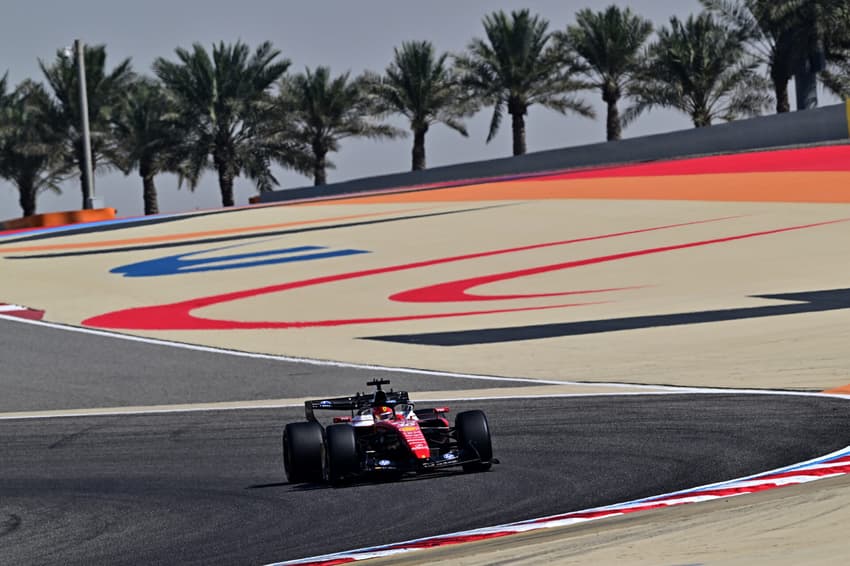 Charles Leclerc, acelera no primeiro dia dos testes de pré-temporada da Fórmula 1 no Circuito Internacional do Bahrein, em Sakhir, em 18 de fevereiro de 2026 (Foto: Giuseppe Cacace/AFP)