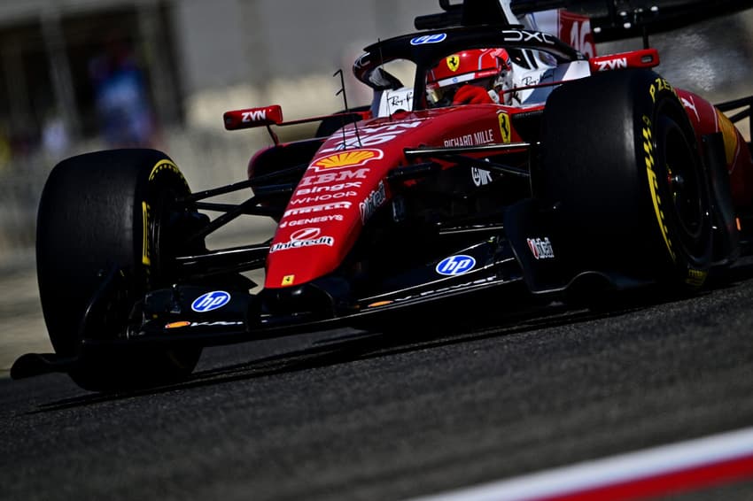 O monegasco Charles Leclerc, da Ferrari, pilota no primeiro dia de testes de pré-temporada da Fórmula 1 no Bahrein, em 18 de fevereiro de 2026. (Foto: Giuseppe Cacace/AFP)