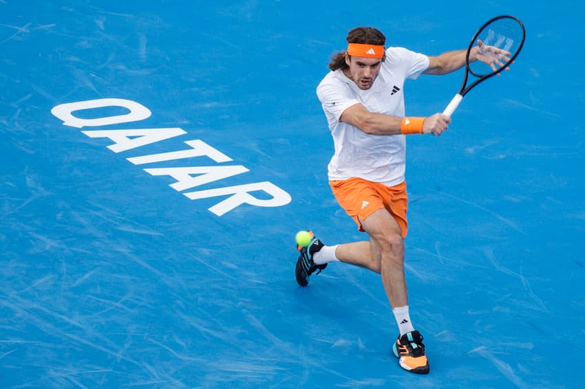 Stefano Tsitsipas no ATP de Doha 2026 (Foto: Karim JAAFAR / AFP)
