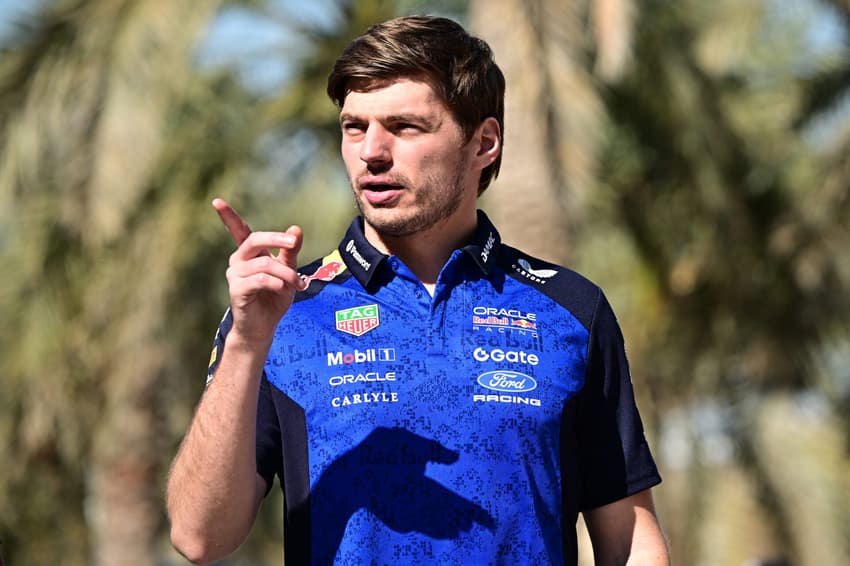 Max Verstappen, caminha pelo paddock no primeiro dia do segundo teste de pré-temporada da Fórmula 1 no Circuito Internacional do Bahrein, em Sakhir, em 18 de fevereiro de 2026 (Foto: Giuseppe Cacace/AFP)
