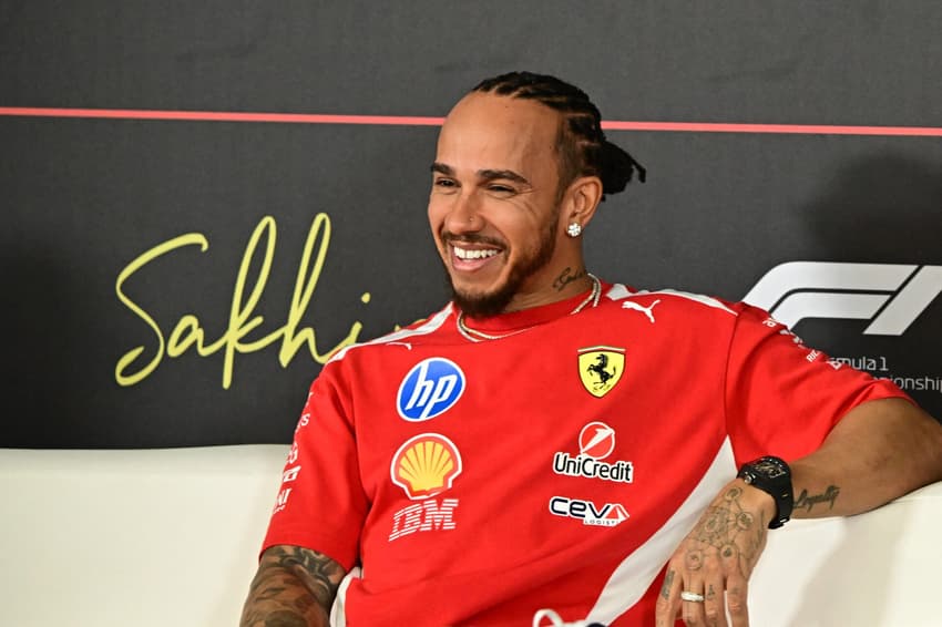 Lewis Hamilton, durante coletiva no primeiro dia do segundo teste de pré-temporada da Fórmula 1 no Circuito Internacional do Bahrein, em Sakhir, em 18 de fevereiro de 2026 (Foto: Giuseppe Cacace/AFP)