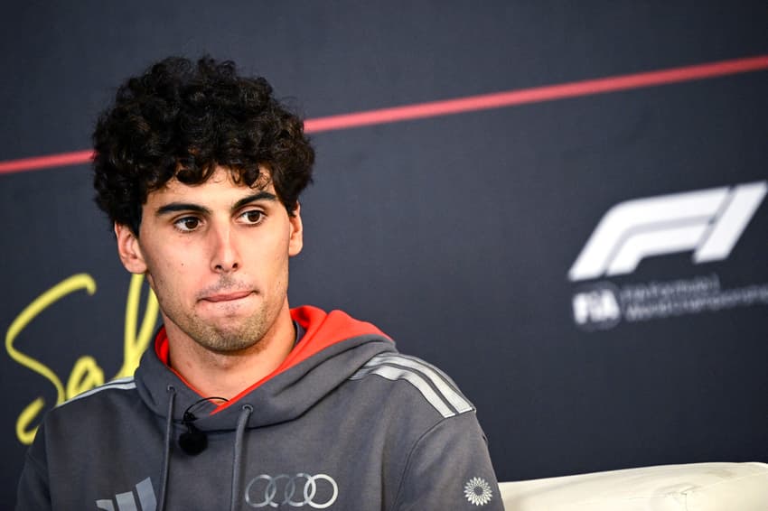 O brasileiro da Audi Gabriel Bortoleto participa de coletiva no primeiro dia do segundo teste de pré-temporada da Fórmula 1 no Circuito Internacional do Bahrein, em Sakhir, em 18 de fevereiro de 2026 (Foto: Giuseppe cacace/afp)