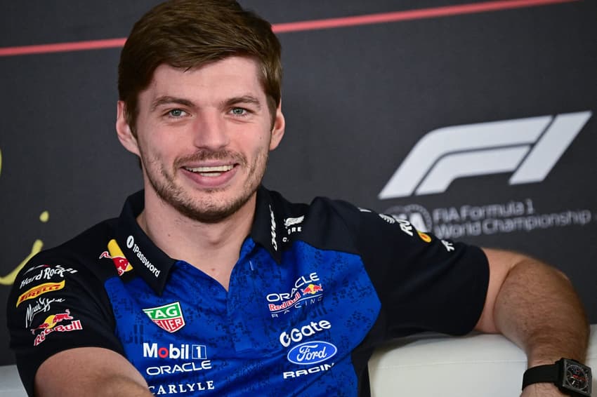 Max Verstappen, participa de coletiva no primeiro dia do segundo teste de pré-temporada da Fórmula 1 no Circuito Internacional do Bahrein, em Sakhir, em 18 de fevereiro de 2026 (Foto: Giuseppe Cacace/AFP)