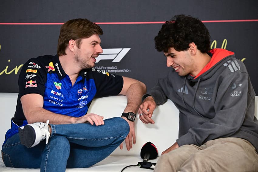 O holandês da Red Bull Racing Max Verstappen e o brasileiro da Audi Gabriel Bortoleto conversam em coletiva no primeiro dia do segundo teste de pré-temporada da Fórmula 1 no Circuito Internacional do Bahrein, em Sakhir, em 18 de fevereiro de 2026 (Foto: Giuseppe cacace/afp)