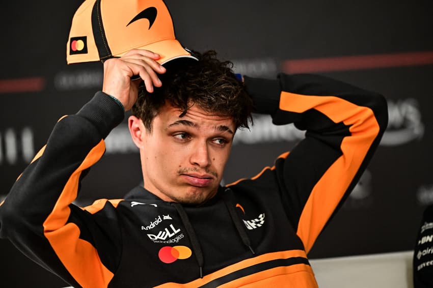 O piloto britânico da McLaren, Lando Norris, participa de coletiva no segundo dia dos testes de pré-temporada da Fórmula 1 no Circuito Internacional do Bahrein, em Sakhir, em 19 de fevereiro de 2026 (Foto: Giuseppe Cacace/AFP)