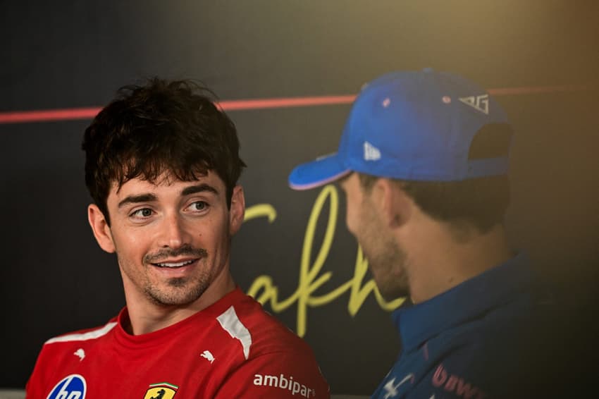 Charles Leclerc, e o francês da Alpine, Pierre Gasly, participam de coletiva no segundo dia dos testes de pré-temporada da Fórmula 1 no Circuito Internacional do Bahrein, em Sakhir, em 19 de fevereiro de 2026 (Foto: Giuseppe Cacace/AFP)