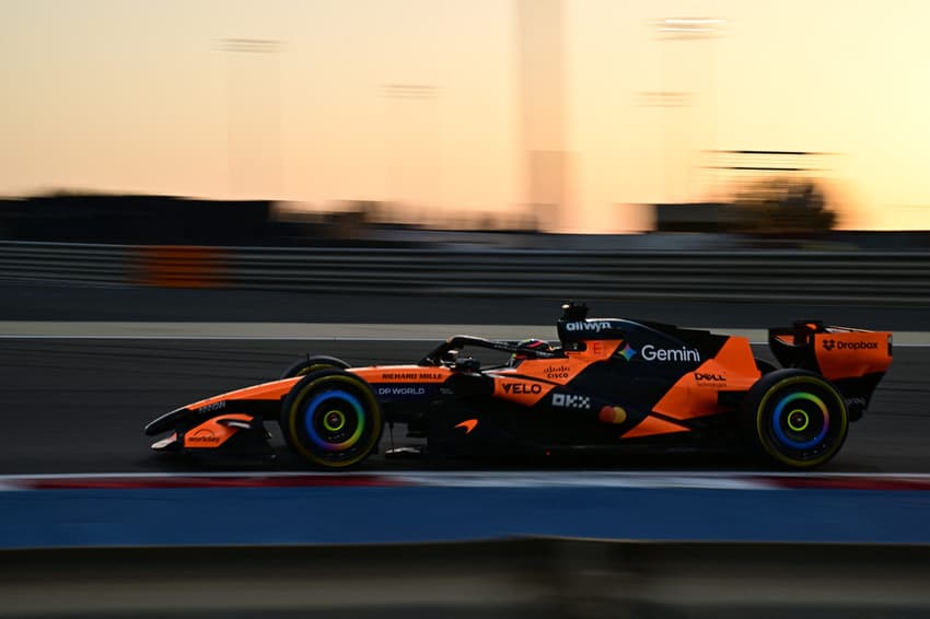 O australiano Oscar Piastri, da McLaren, durante o terceiro dia de testes de pré-temporada da Fórmula 1 no Circuito Internacional do Bahrein, em Sakhir, em 20 de fevereiro de 2026 (Foto: Giuseppe Cacace/AFP)