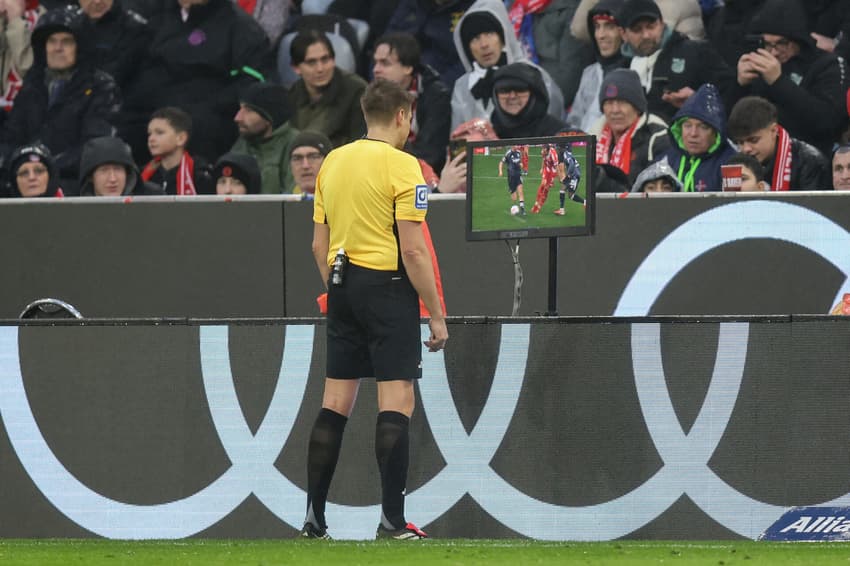 Árbitro de vídeo sofrerá alteração com a nova regra aprovada pela IFAB (Foto: Alexandra BEIER / AFP)