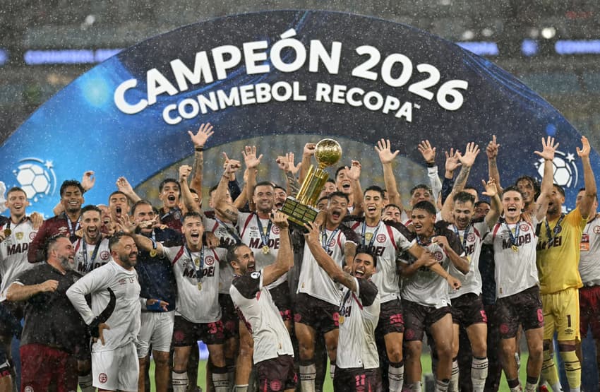 Jogadores do Lanús erguem o troféu da Recopa no Maracanã (Foto: Mauro PIMENTEL / AFP)