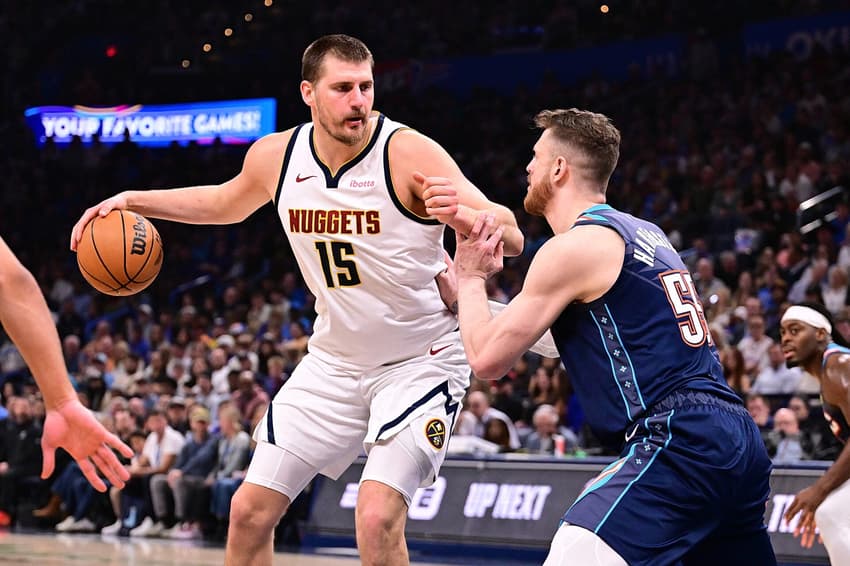 Nikola Jokic, do Denver Nuggets, conduz a bola marcado por Isaiah Hartenstein, do Oklahoma City Thunder, no Paycom Center, em 27 de fevereiro de 2026 (Foto: Joshua Gateley/Getty Images/AFP)