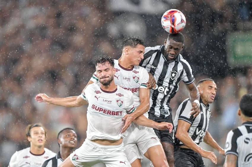 Disputa de bola durante Botafogo e Fluminense pelo campeonato Carioca 2026. (Foto: Thiago Ribeiro)<br>