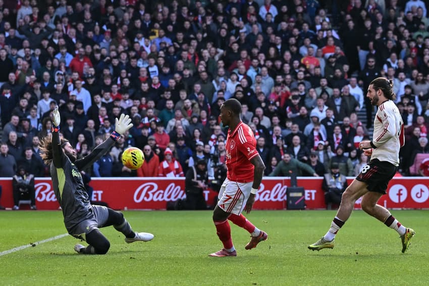 Alisson em ação pelo Liverpool (Foto: Ben Stansall/AFP)