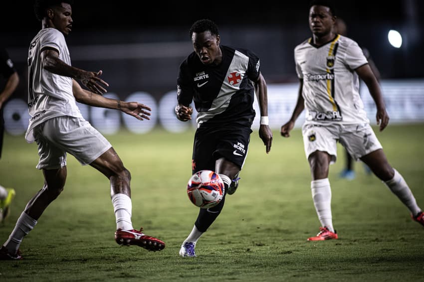 Andrés Gómez dribla defensor do Volta Redonda em jogo do Carioca (Foto: Matheus Lima / Vasco)