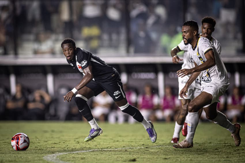 Andrés Gómez é perseguido por defensores do Volta Redonda em duelo do Carioca (Foto: Matheus Lima / Vasco)