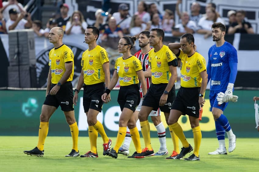 Arbitragem em Bragantino x São Paulo, capitaneada por Daiane Muniz (Foto: Joisel Amaral/AGIF/Gazeta Press)