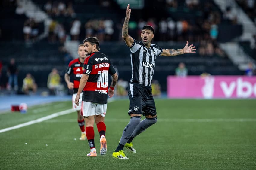 Barboza gesticula durante jogo entre Botafogo e Flamengo (Foto: Affonso Andrade / Agência F8 / Gazeta Press)