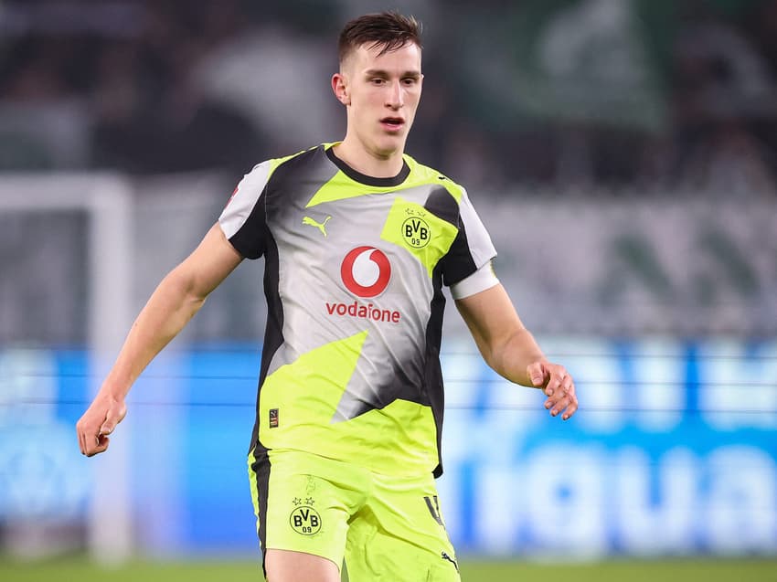 Nico Schlotterbeck comemora vitória do Borussia Dortmund (Foto: Ronny HARTMANN / AFP)