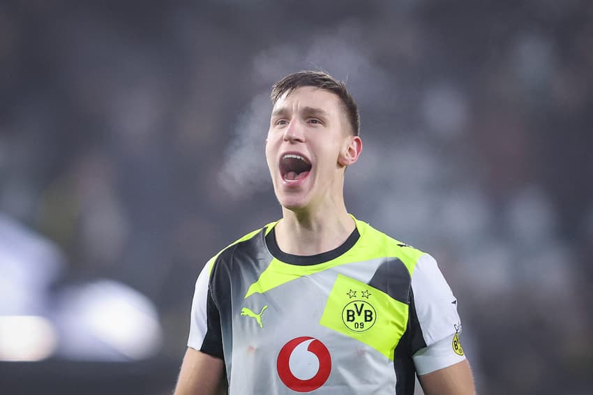 Nico Schlotterbeck comemora vitória do Borussia Dortmund (Foto: Ronny HARTMANN / AFP)