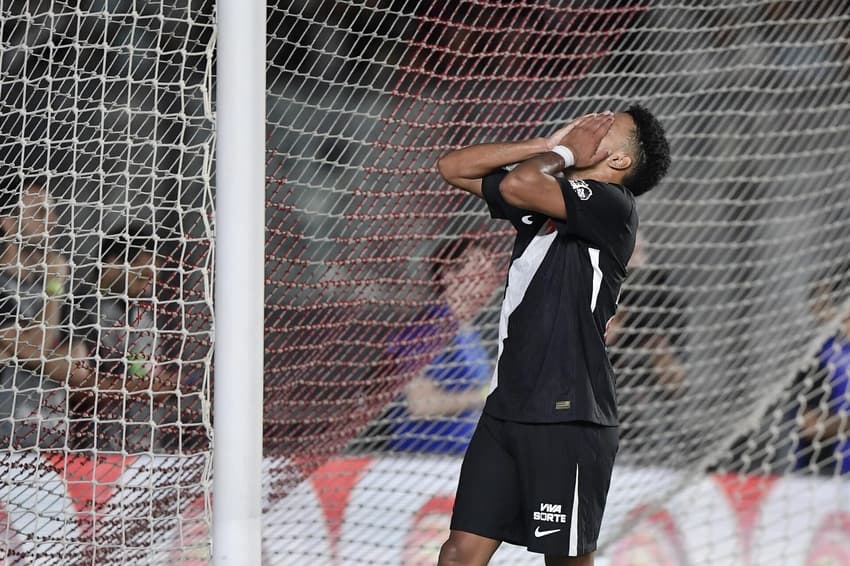 Brenner lamenta chance perdida em Vasco x Volta Redonda (Foto: Thiago Ribeiro / Agif / Gazeta Press)