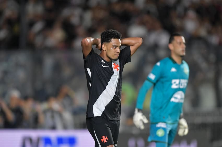 Brenner perde chance clara em Vasco x Chapecoense (Foto: Thiago Ribeiro/AGIF/GazetaPress)