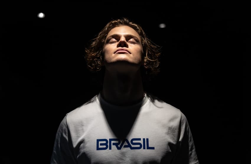 O atleta Lucas Pinheiro Braathen provando as peças que compõem o uniforme oficial do Time Brasil para os Jogos Olímpicos de Inverno. A Moncler se une ao visionário designer brasileiro Oskar Metsavaht para cocriar a coleção dos uniformes oficiais da Cerimônia de Abertura de Milão–Cortina, fundindo a identidade brasileira ao legado pioneiro da marca nos esportes de inverno. Foto: Jonne Roriz/COB