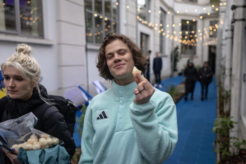 Coletiva de imprensa com o atleta Lucas Pinheiro Braathen na casa Brasil em Milão. Na foto, Lucas saindo da casa comendo pão de queijo. Foto: Jonne Roriz/COB