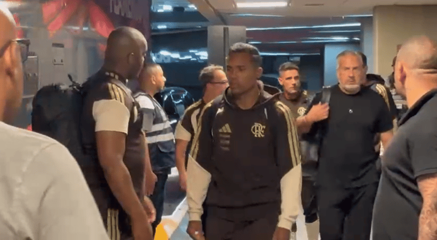 Desembarque da delegação do Flamengo após o vice da Supercopa Rei (Foto: Rodrigo Lima/Coluna do Fla)