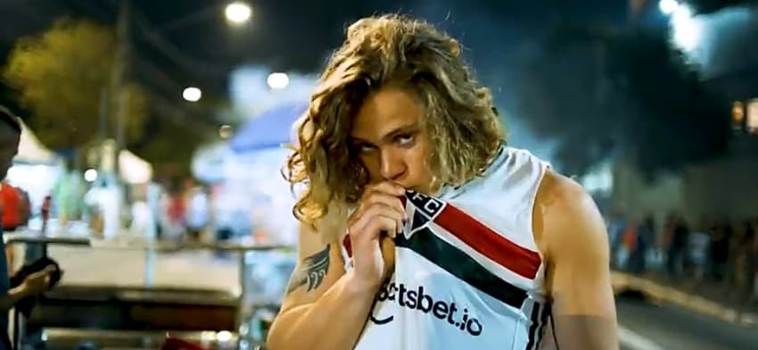 Lucas Pinheiro, atleta de Esqui Alpino, com a camisa do São Paulo FC (Foto: Divulgação/Jornal Hoje/Globo)