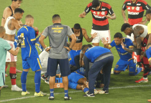 Jogadores de Flamengo e Sampaio Corrêa (Foto: Lucas Bayer/Lance!)