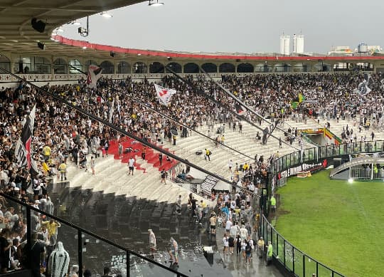 Torcedores aguardam a bola rolar para Vasco x Botafogo (Foto: Pedro Cobalea/Lance!)