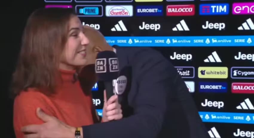 Spalletti beija ombro de jornalista italiana (Foto: Reprodução/Divulgação)
