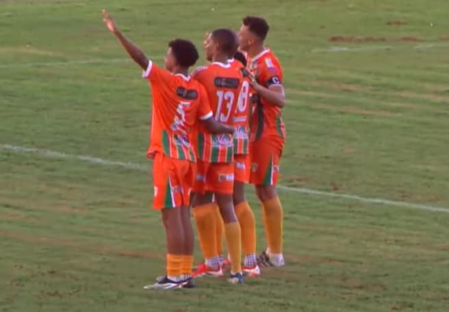 Jogadores do Naviraiense comemoram gol de empate no Sul-Mato-grossense (Foto: Reprodução / Lance!TV)